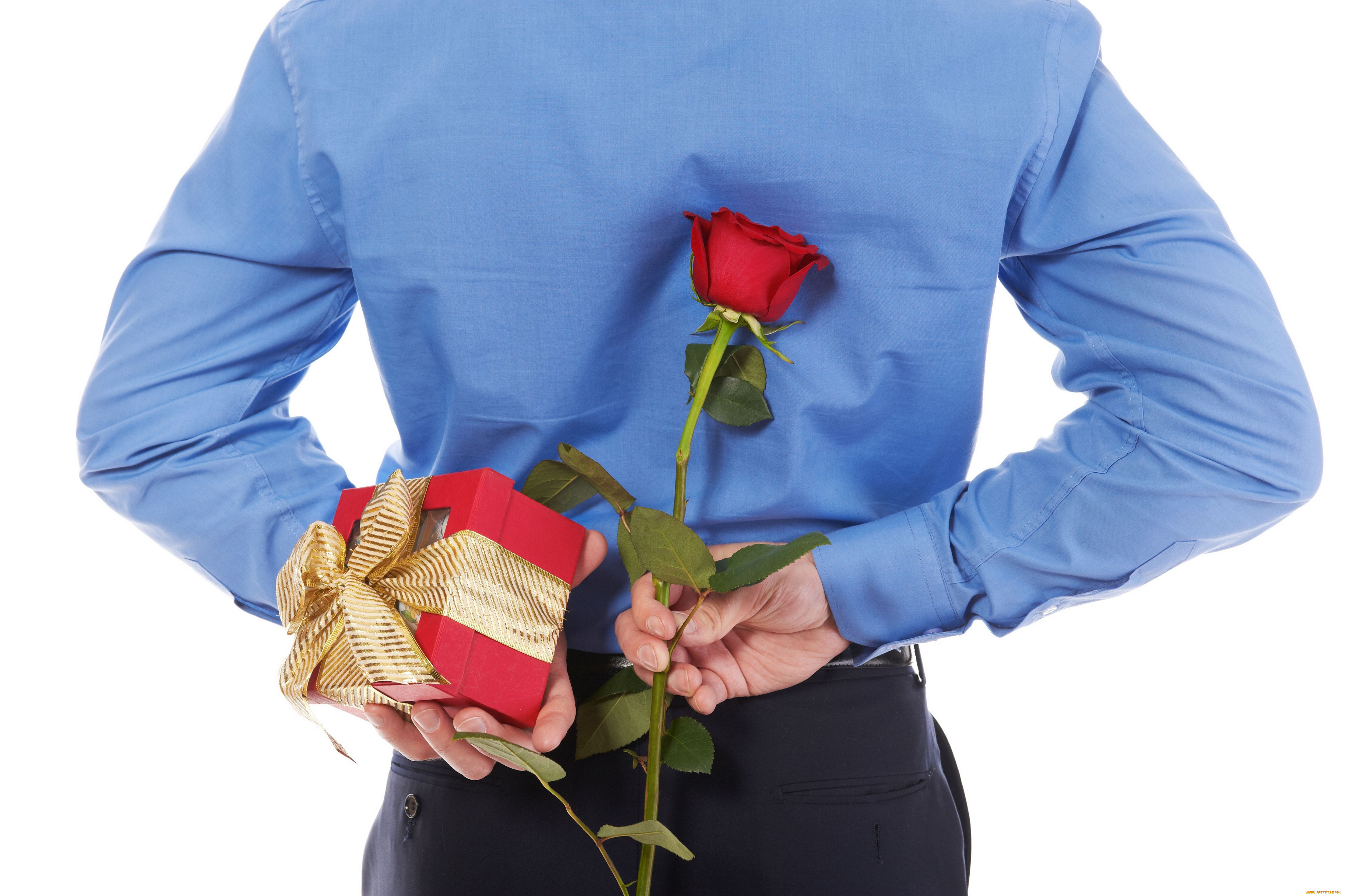 Дарить цветы в китае. Мужчина с букетом за спиной. Мужчина дарит подарок. Цветы в подарок. Парень дарит цветы.
